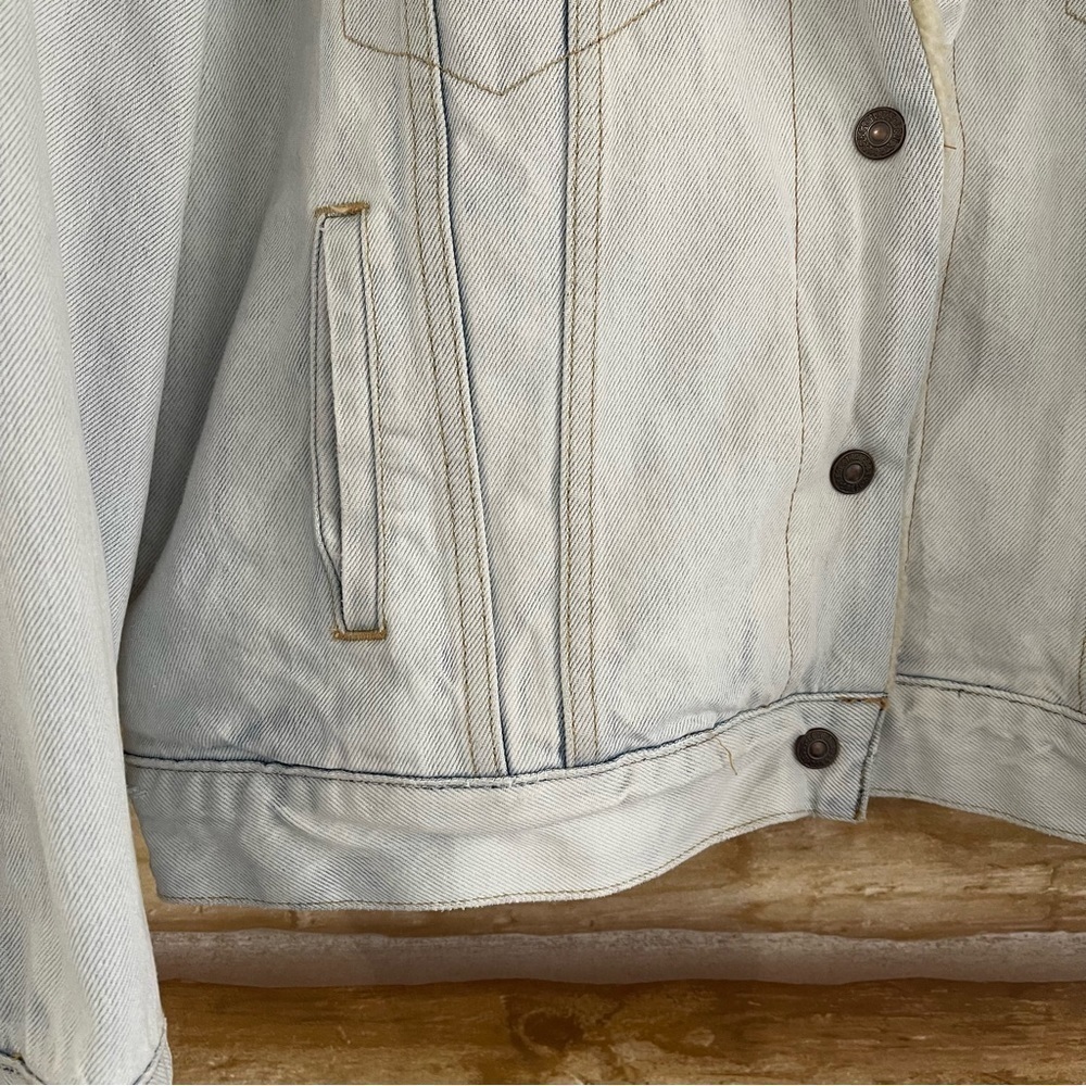 ❤️‍🔥Levi’s light wash Sherpa lined star studded denim trucker jacket size XL - Picture 6 of 16